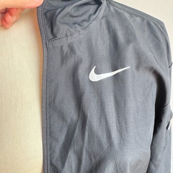 NIKE Women's UV Protection Light Hooded Running Jacket DH1990 010 N5 - Picture 6 of 9